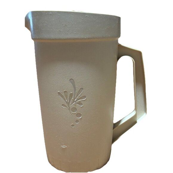 Tupperware 874 Almond 1 Quart Round Pitcher with Harvest Push Top Lid - Picture 1 of 6